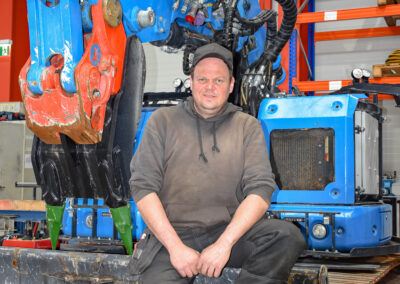 Martin vor einer Baumaschine