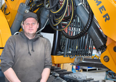 Martin vor einer Baumaschine