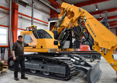 Martin vor einer Baumaschine