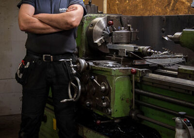 Martin vor einer Metallverarbeitungs Maschine
